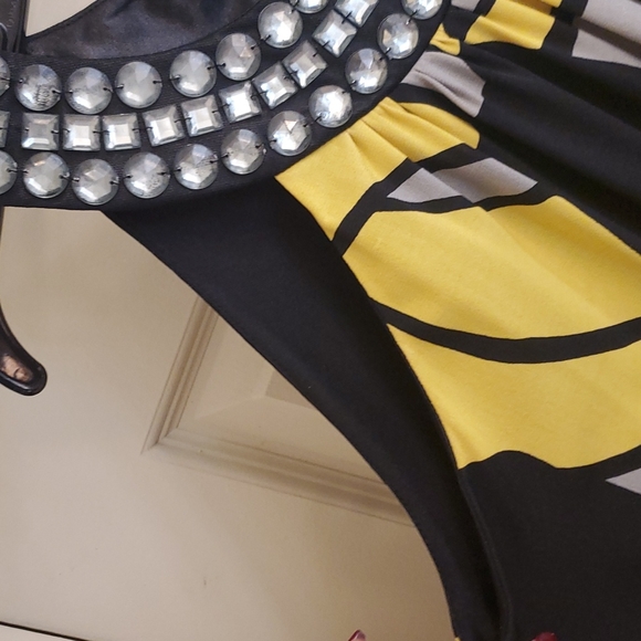 Black and yellow dress with beads around neck - Picture 7 of 8
